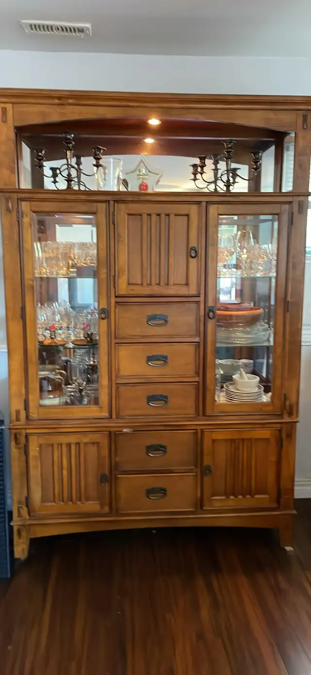 Buffet and table in Dining Tables & Sets in Kingston - Image 2