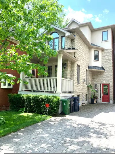 Available Dec.15-April 15 for short-term rentals. Beautiful 3-storey Upper Toronto Beaches house, tw...