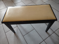 Black Lacquer Piano Bench in excellent condition!
