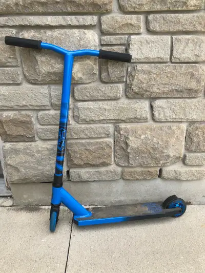 MADD MGP VX5 Pro Stunt Scooter. The pro features a fluted T-bar and 100mm alloy-core wheels. To top...