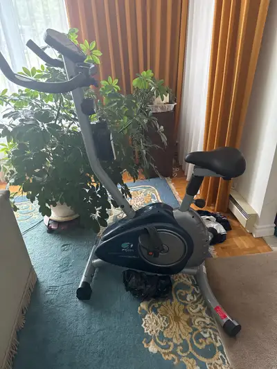 Je donne un vélo stationnaire en bon état général. Idéal pour l'exercice à domicile, il est parfait...