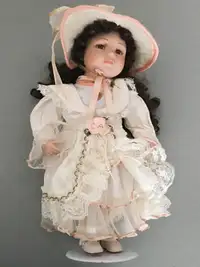 Poupée en Porcelaine - Porcelain Doll