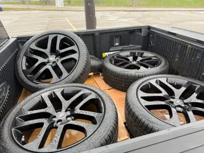 Very good condition Land Rover velar discovery evoque Original Land Rover rims Pirelli tires 1900