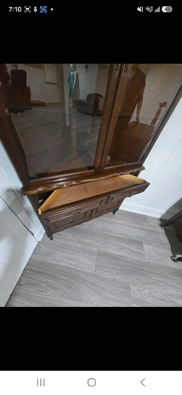 Malcom Furniture Vintage China Cabinet and Matching Buffet in Hutches & Display Cabinets in Mississauga / Peel Region - Image 4