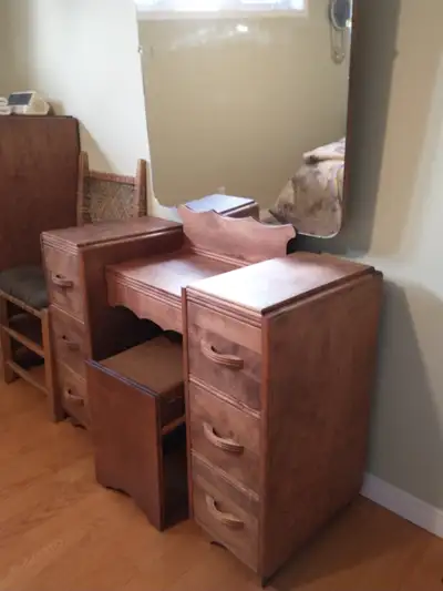 A VENDRE : Coiffeuse avec miroir,meuble antique pour les connaisseurs me contacter au 514-400-5005 m...