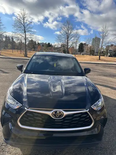 2022 Toyota Highlander LE AWD Features Include: - Low Mileage - No reported accidents - Heated mirro...