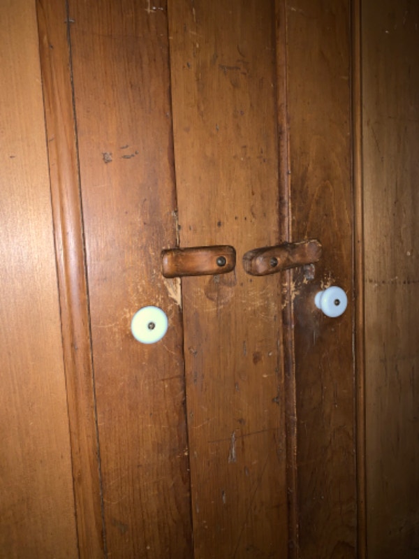 Quebec Armoire / Armoire traditionnelle Québécoise Dressers