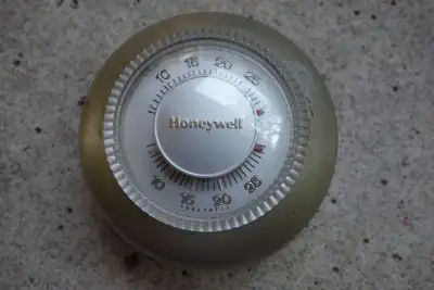 HONEYWELL ROUND HEAT/COOL THERMOSTAT., View more