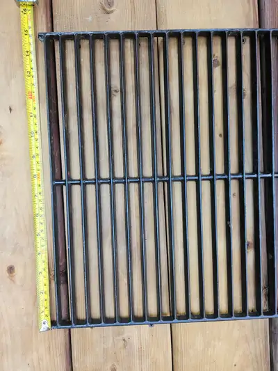2 grilles de grandeur 13x15 pouce, utilisée 2 jours en camping.