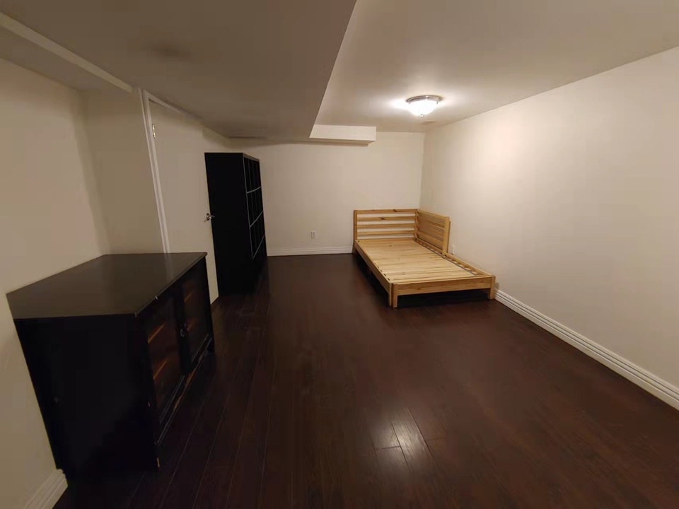 Cozy 2Bedroom Basement Apt in Beach with separate entrance 4