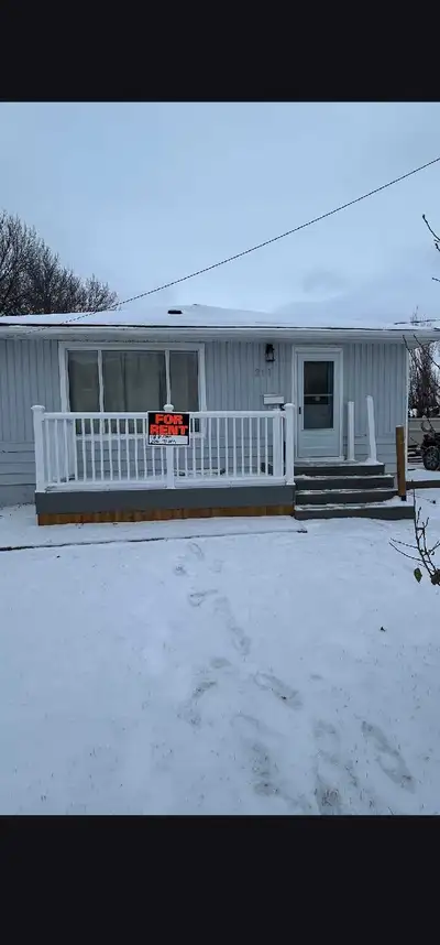 211 Beliveau Rd opposite Busstop 3Bedroom2 full Bath Lots of parking Modern and fully renovated .Clo...