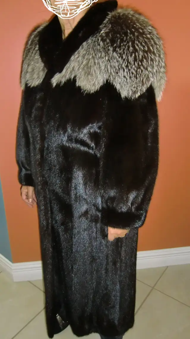 Manteau de fourrure (vison et renard argenté) in Women's - Tops & Outerwear in Sherbrooke - Image 2