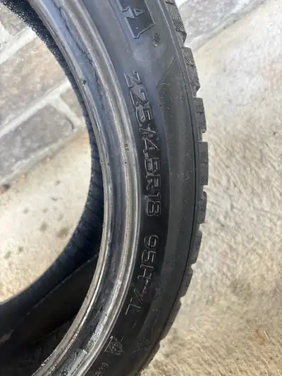 3 pneu neuf utilisé 3 semaine Payer 800$ raison la vente 1 pneu éclaté 245/45/r18 150 les 3
