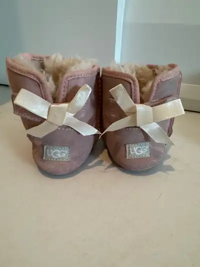 Size 4/5 Velcrow side and back