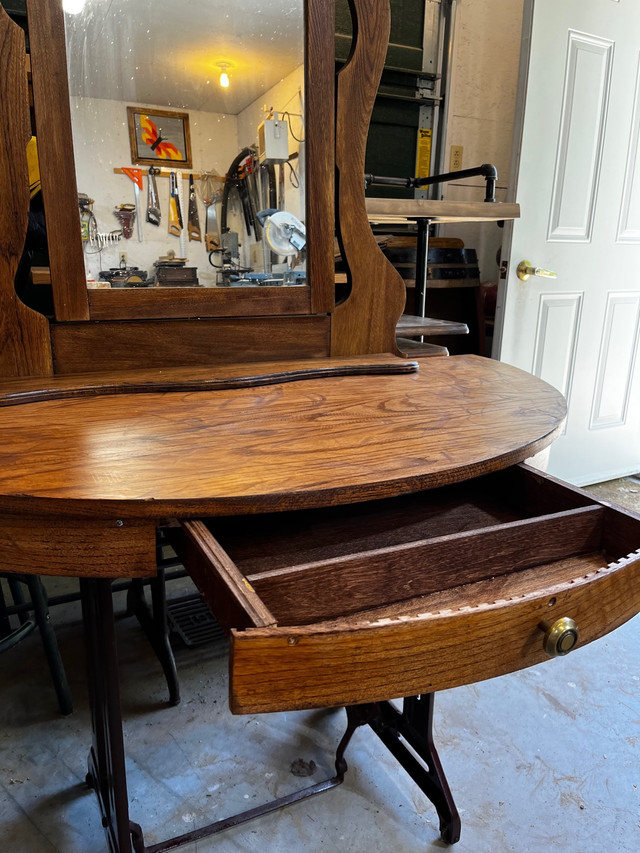 Steel singer sewing machine base entrance table in Other Tables in Winnipeg - Image 4