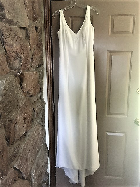 Wedding Dress - Size M in Wedding in St. Catharines - Image 4