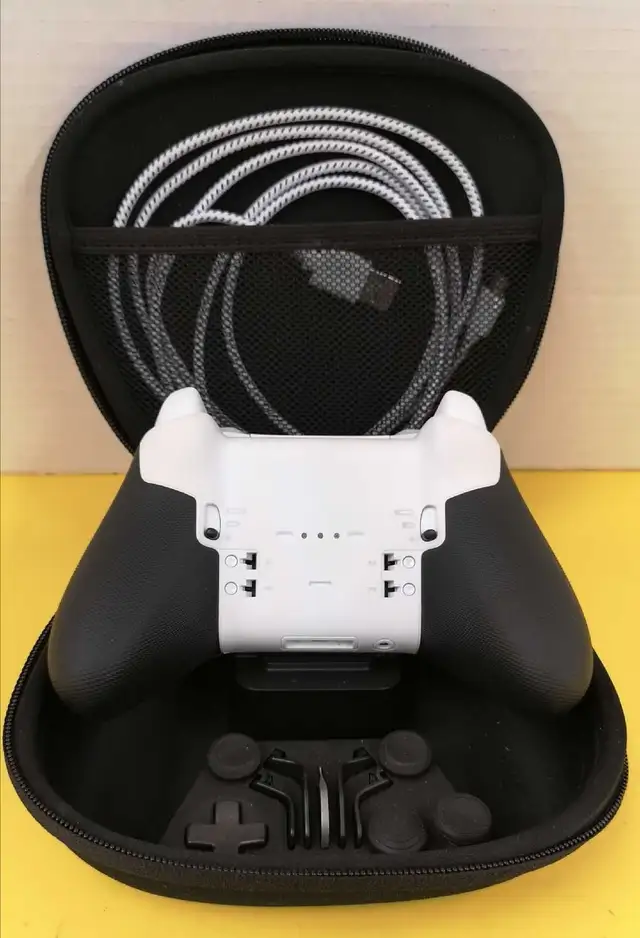 Manette XBOX ONE Elite Series 2 blanche in XBOX One in City of Montréal - Image 3