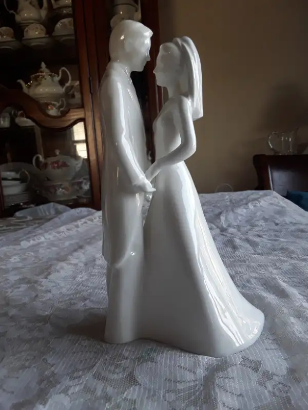 BONE CHINA  BRIDE & GROOM FIGURINE - MOMENTS, COALPORT,  ENGLAND in Arts & Collectibles in City of Toronto - Image 5