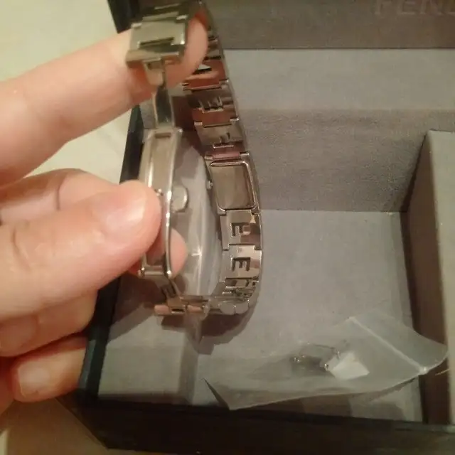 Authentic FENDI Watch Montre Fendi Excellent Condition in Jewellery & Watches in City of Montréal - Image 7