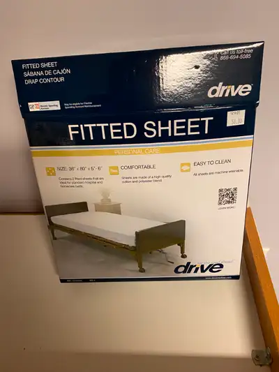 Deux draps contour blancs pour lit d'hôpital de marque Drive. Les draps ont seulement été lavés et u...