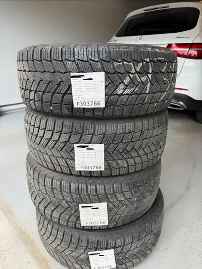 4 pneus d’hiver Michelin X-Ice Snow 215/45 R18. Profondeur 9/32 sur les 4 pneus. Ensemble de 4 pneus...