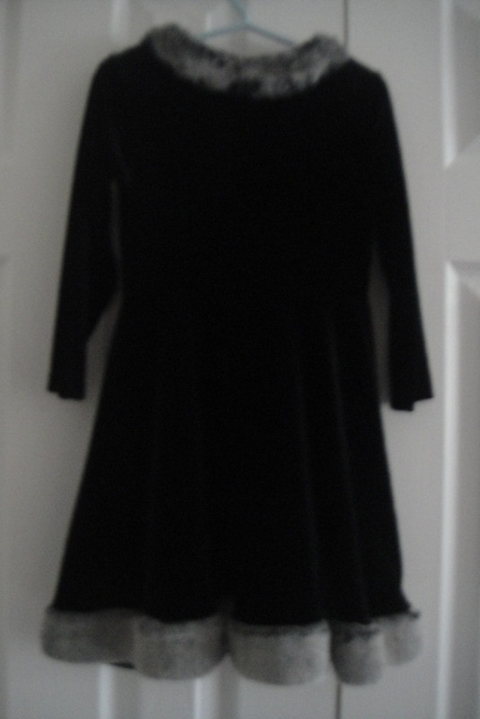 Christmas dress CachCach Girls Black Velvet Party Dress Size 4T in Clothing - 4T in Markham / York Region - Image 3
