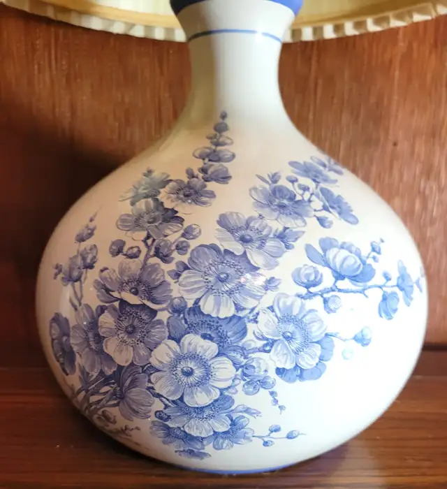 Ceramic Floral Table Lamp with Pleated Shade Blue and White 70s in Indoor Lighting & Fans in Markham / York Region - Image 11