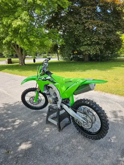 2025 Kawasaki KX450 Bought brand new and still is new Clean title A few heat cycles on it, but that'...