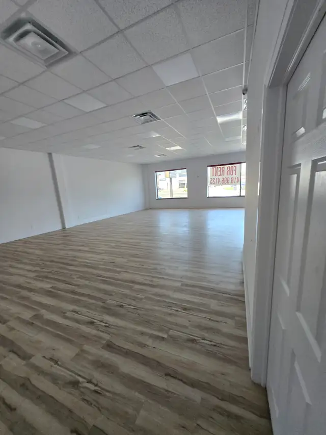 LOCATION! LOCATION! LOCATION! Prime Retail/Warehouse Space Lease in Commercial & Office Space for Rent in Oakville / Halton Region - Image 2