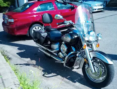 Yamaha V-Star 1100, 2004. Très bon état, pneu 1 an, tout original, échappement original, batterie ne...