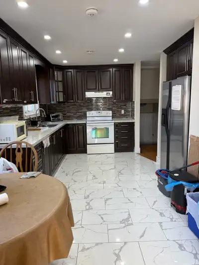 -15 minutes walking to Square One mall and bus stop right in front of the house -Close to Sheridan,M...