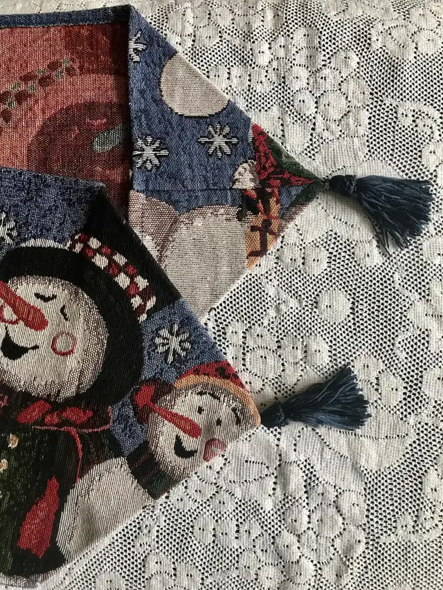 Vtg 90s Snowman Tapestry Table Runner with Tassels in Home Décor & Accents in Ottawa - Image 3