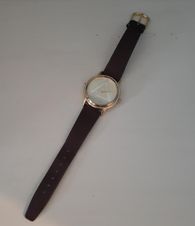 Guess ? Analog Women's Watch faceted crystal - for parts repair in Jewellery & Watches in Markham / York Region - Image 3
