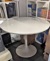 White Round Tulip Dinning Table 41" wide in ok condition - $110