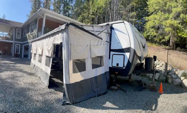 4 Season Outdoors RV with lots of accessories in Travel Trailers & Campers in Kamloops - Image 3