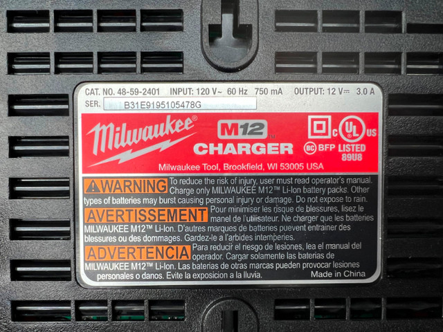 Milwaukee M12 chargeurs 48-59-2401 dans Outils électriques  à Ville de Montréal - Image 2