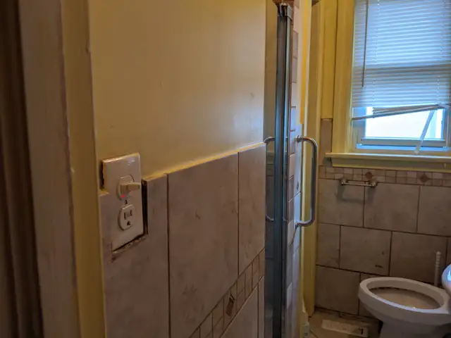 rooms 4 rent-NO Parking in Room Rentals & Roommates in Belleville - Image 4