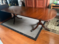 Antique Duncan Phyfe mahogany dinning table with claw feet. 