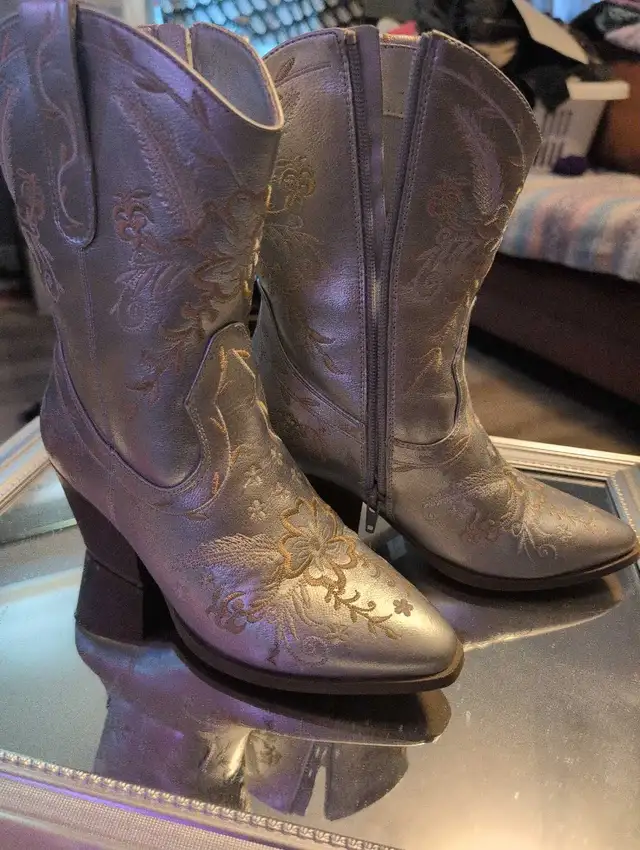 Fancy cowboy boots for women  in Women's - Shoes in Medicine Hat - Image 5