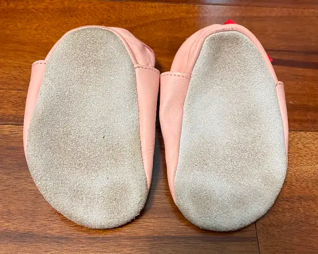 Girls Slippers in Clothing - 12-18 Months in Saskatoon - Image 3