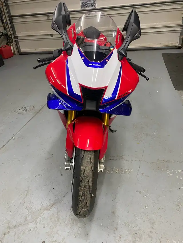 Honda CBR1000RR-R SP2 in Sport Bikes in Calgary - Image 2