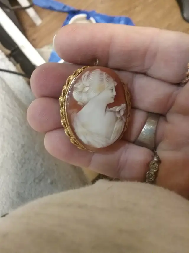 Vintage Cameo Pendant/ Brooch made from shell and gold