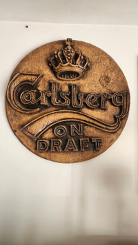 Enseigne de bière "Carlsberg on Draft" en faux bois/résine 