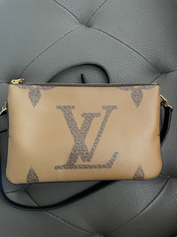 Louis Vuitton - Double Zip Pochette