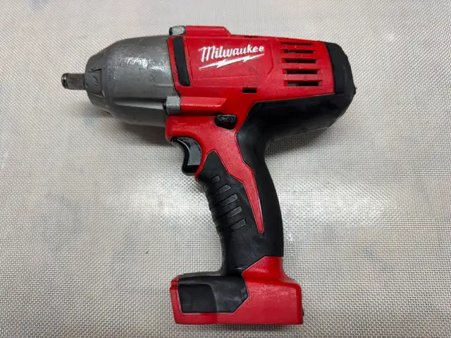 Milwaukee M18 1/2” High Torque Impact Wrench w/Friction Ring in Power Tools in Oakville / Halton Region - Image 2