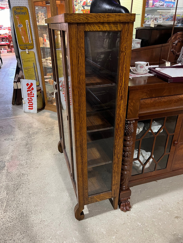 Beautiful solid oak display cabinet  in Hutches & Display Cabinets in Edmonton - Image 2
