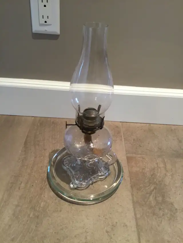 Antique Oil Lamp in Arts & Collectibles in Ottawa - Image 3