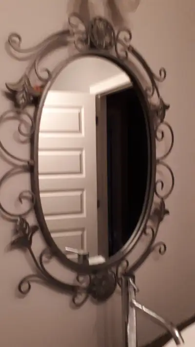 Miroir ovale, avec ornement en fer, 65 cm x 85 cm, View more