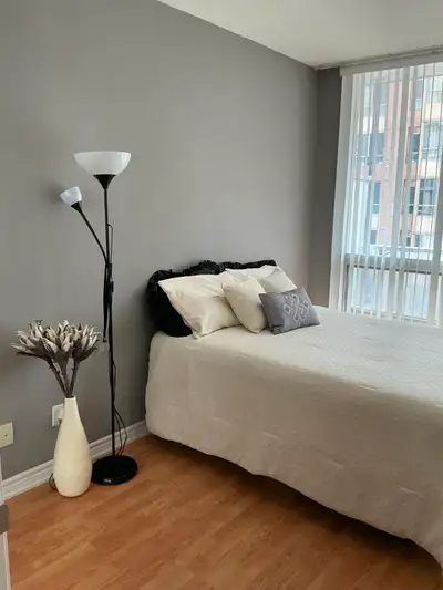 ++BRIGHT SPACIOUS CONDO IN COLLEGE PARK - downtown Toronto