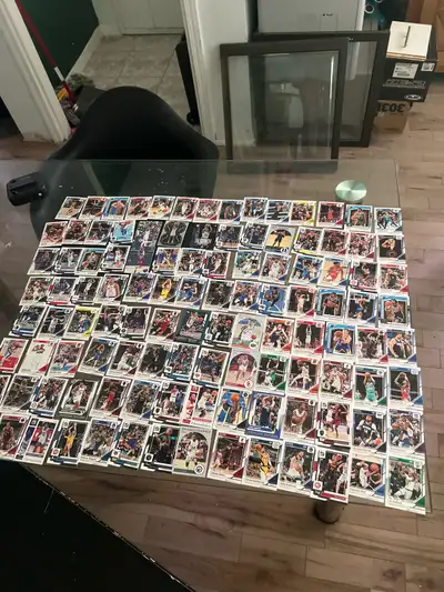 je vend 112 carte de basket NBA en bon état je vends le l’ot pour 55$ vendu en l’ot seulement.